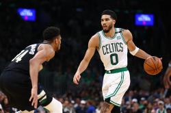 字母哥在DWG比赛中挺进下一轮，挺进下一轮引发热议！的简单介绍